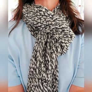 Ultimate Y2K Long Chunky Long Fringed Knit Scarf Black and White